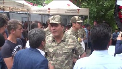 Скачать видео: Şehit Piyade Sözleşmeli Er Mehmet Demir'in Cenazesinde Vali Güvençer Fenalaştı