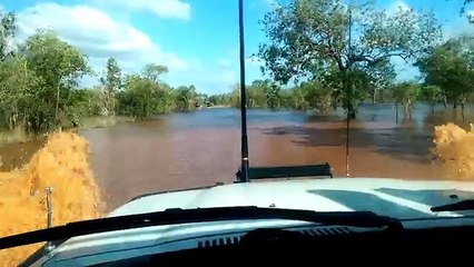 80 Series Landcruiser 4x4 Deep Water Crossing