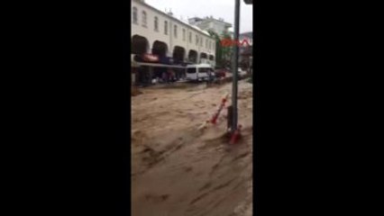 Sakarya - Kepçe Su Şebekesini Patlatınca İlçe Merkezi Göle Döndü