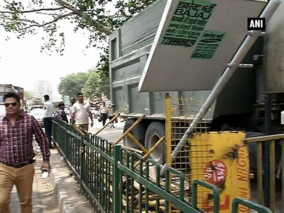 Truck gets stuck in subway