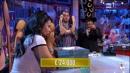 Affari Tuoi, Flavio Insinna dà il ritmo a 24 Mila Baci ma il pubblico...