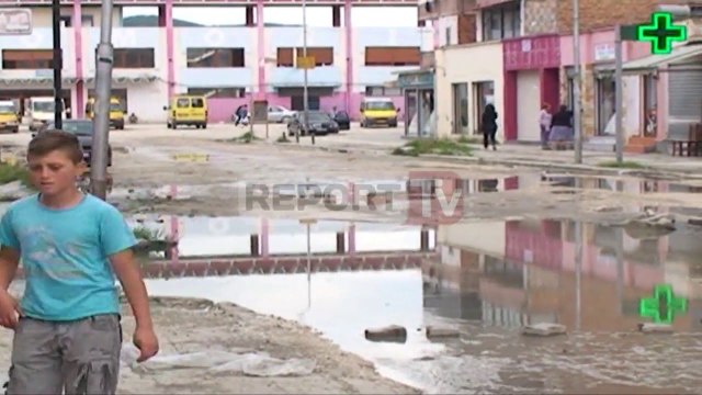 Reprot TV - Berat, bllokohen pusetat, ujërat e zeza vërshojnë nëpër rrugë