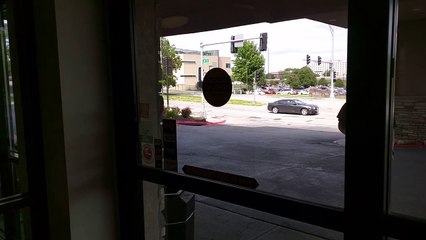 Cri de R2-D2 avec une porte automatique