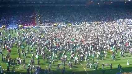 Hibernian Fans Storm The Field After Winning The First Trophy After 115 Years!
