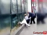 İzmir’de çığlık çığlığa dehşet... İki kadın arasında bıçaklı kavga kamerada