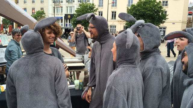 Les lapins fous visitent la ville