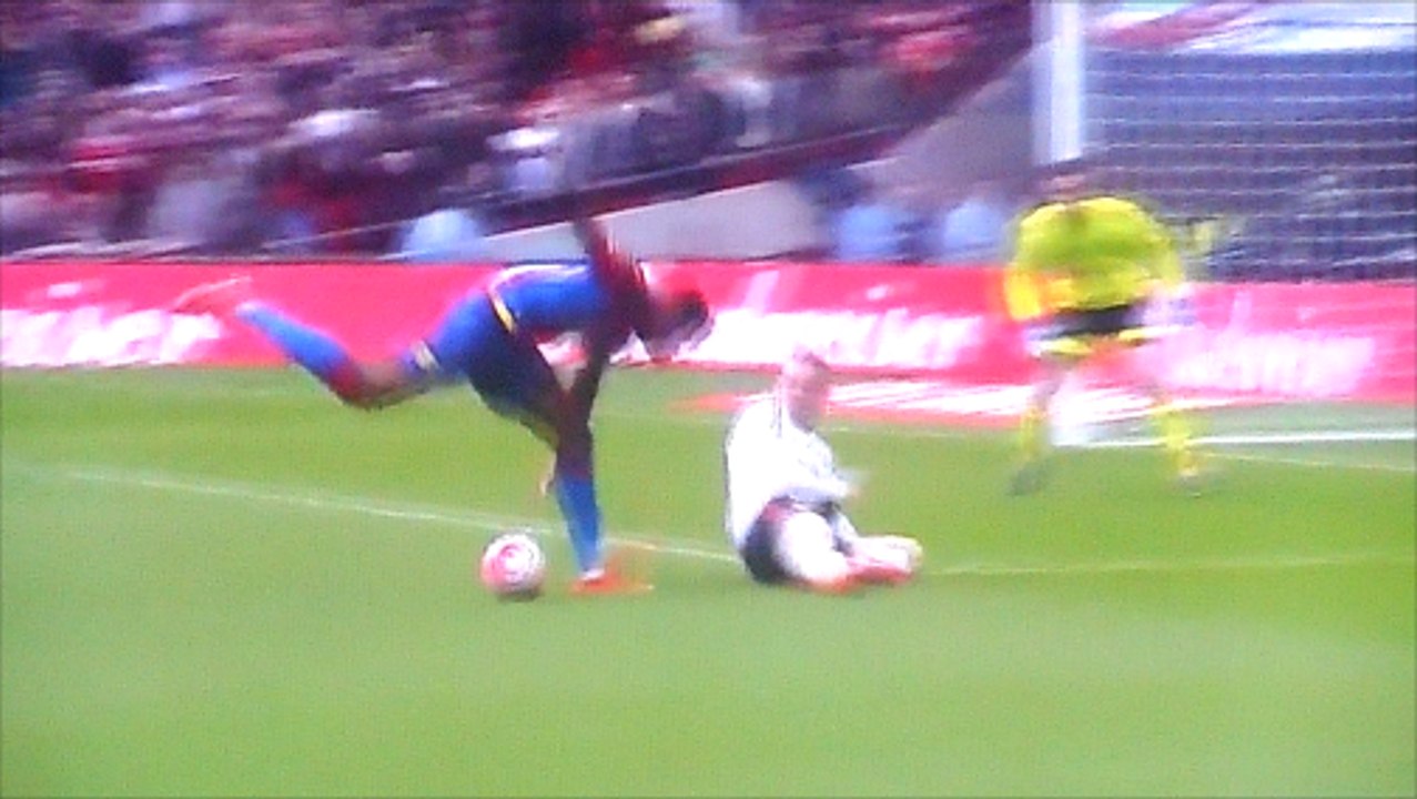 Wilfried Zaha Penalty Claim vs Manchester United!