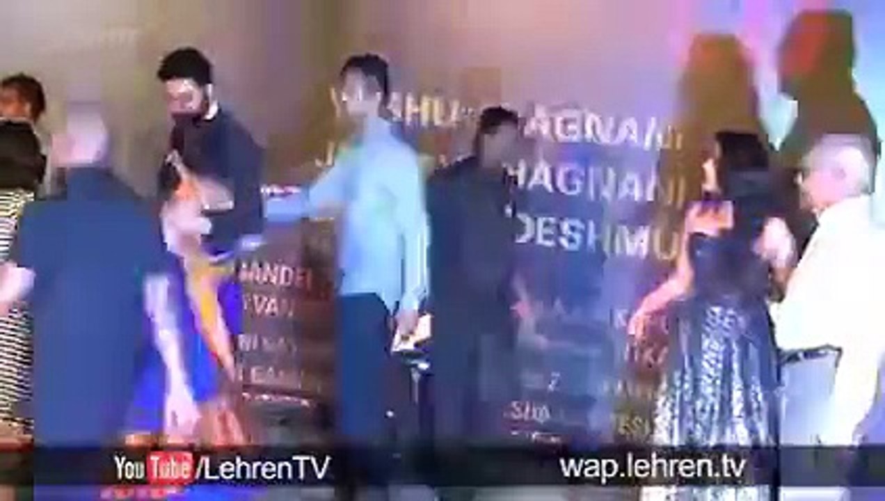 Big Insult of Aishwarya By Abhishek Bachan At Sarbjit Red Carpet