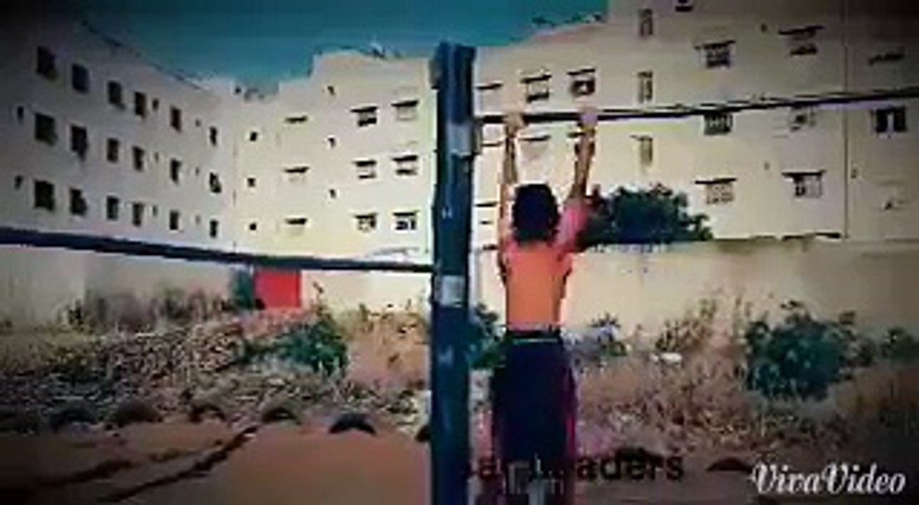 طفل رياضي يبدع بطريقته الخاصة