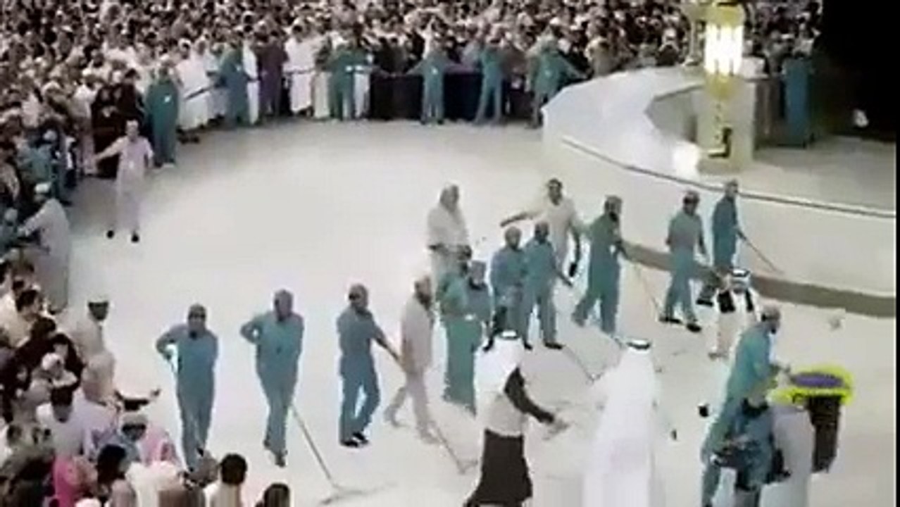 شاهد كيف يتم تنظيف مكة المكرمة .. يستحق المشاهدة
