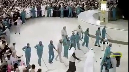 شاهد كيف يتم تنظيف مكة المكرمة .. يستحق المشاهدة