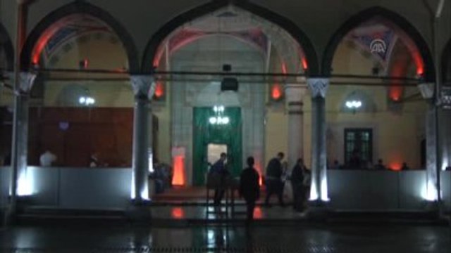 Vatandaşlar Namaz Kılıp Dua Ederek, Berat Kandili'ni İdrak Etti