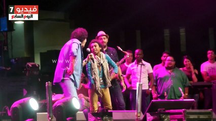 بالفيديو.. دويتو محمد منير و"دوبليره الصغير" يغنيان تتر مسلسل "المغنى"