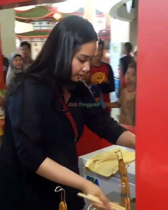 Mamsye Nagita Slavina Special Masakin Bakmi RN Untuk Konsumen