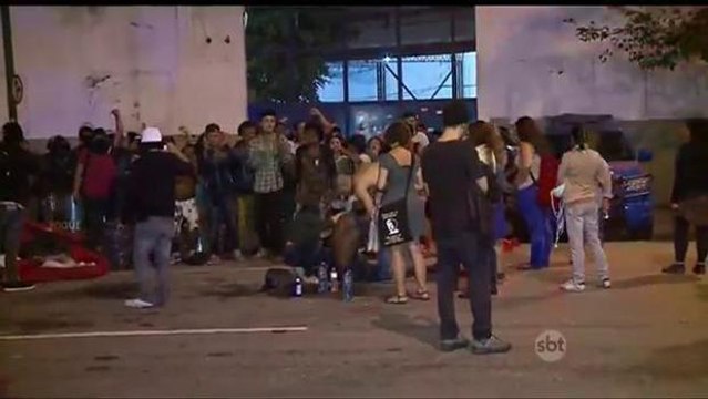 RJ: PM retira à força estudantes que ocupavam a sede da Secretaria de Educação