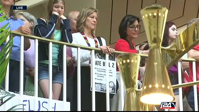 05/22: Transgender rights: restroom debate rages in the U.S.