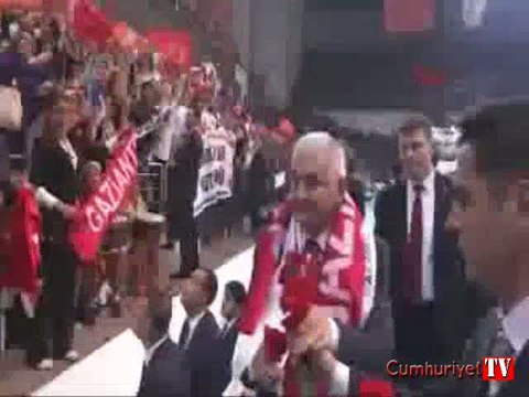 Tek aday Binali Yıldırım salonu 'Recep Tayyip Erdoğan' şarkısıyla selamladı