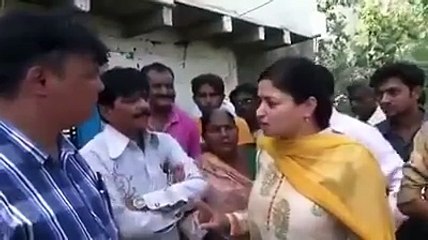 ہندوستان کی وزیر گٹر میں گر گئی