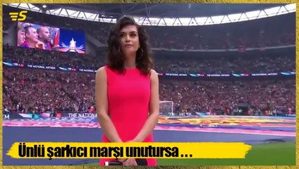 Ünlü şarkıcı marşı unutunca