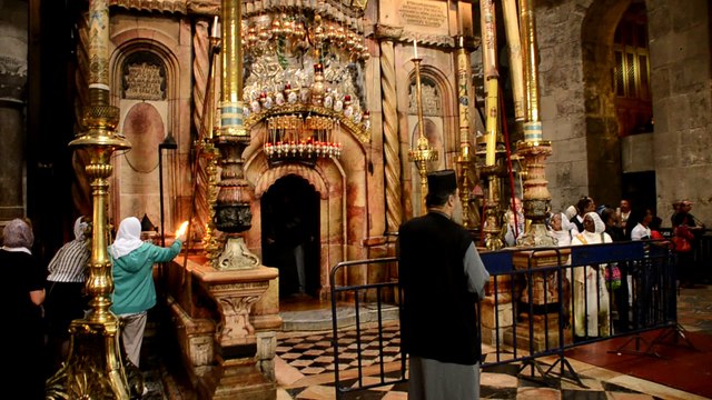 _DSC6981 Jérusalem Saint-Sépulcre, entrée dans le tombeau du Christ CLIP