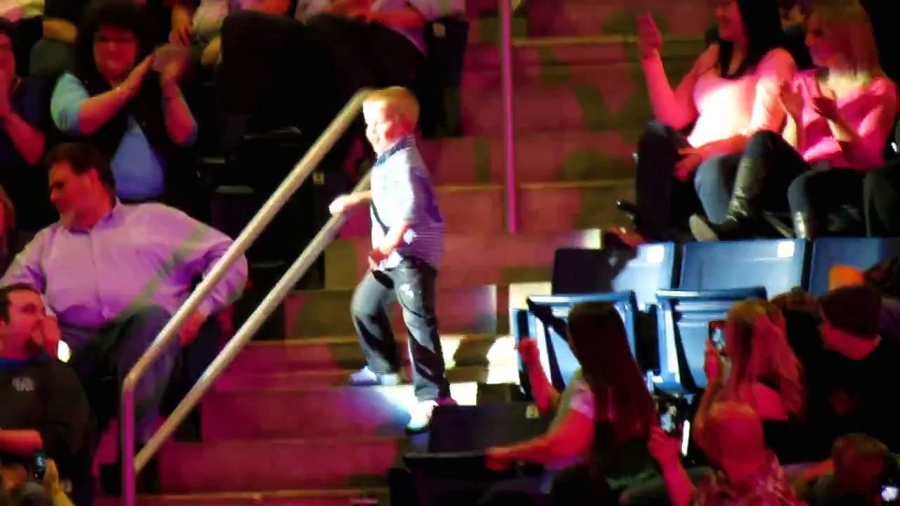 Ce garçon se lève en plein concert et se met à danser... Quelques secondes plus tard, il vole la vedette à tout le monde