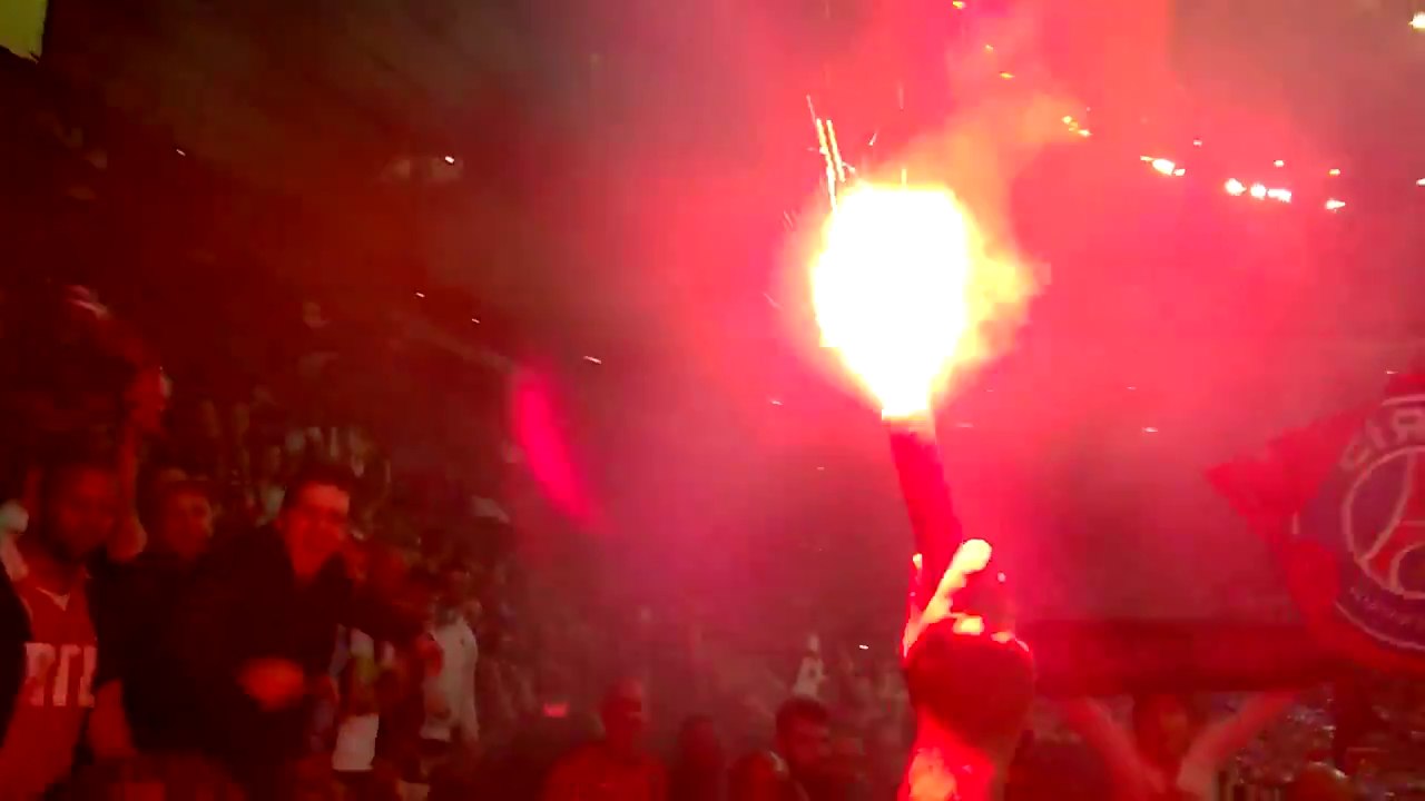 Michaël Youn allume un fumigène pendant PSG-OM