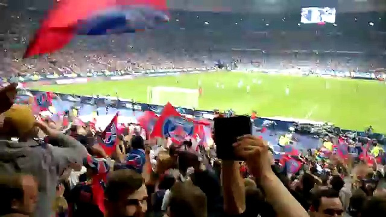 Michaël Youn craque un fumigène pendant PSG-OM