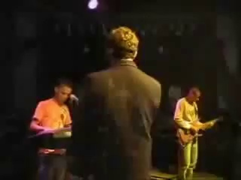 Júlio Nascimento cantando Luana