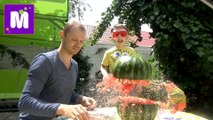 АРБУЗ Челлендж у Макса взрываем большой арбуз резинками Exploding Watermelon Challenge