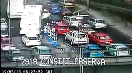 Dos asaltantes en plena calle y fijate la labor de este policia