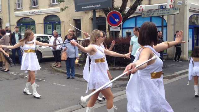 Défilé des majorettes de Saint-Aubin-sur-Mer