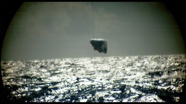 Photos surprenantes D'ovnis cigares prisent à partir d'un sous-marin de la marine américaine en 1971.
