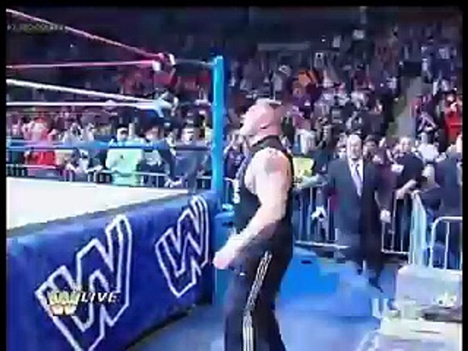 WWE Big show tosses Brock lesnar across the ring