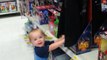 Un gamin attaqué par Dark Vador dans un magasin de jouets