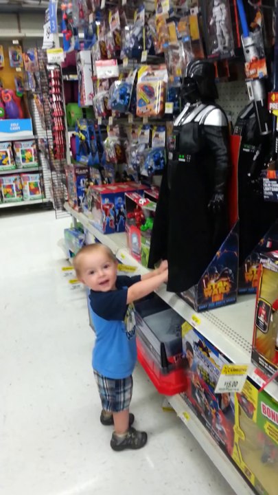 Un gamin attaqué par Dark Vador dans un magasin de jouets