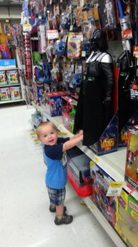Un gamin attaqué par Dark Vador dans un magasin de jouets
