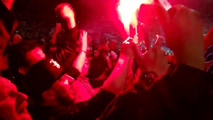 Michael Youn craque un fumigène pendant PSG-OM