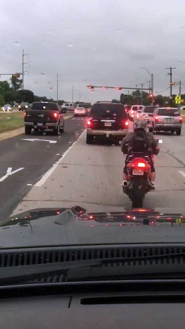 Comment fait un nain en moto pour s'arrêter au feu rouge ?! - Vidéo  Dailymotion