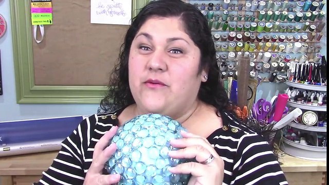 Elle colle des billes de verre sur une boule de polystyrène et le résultat illuminera votre jardin !