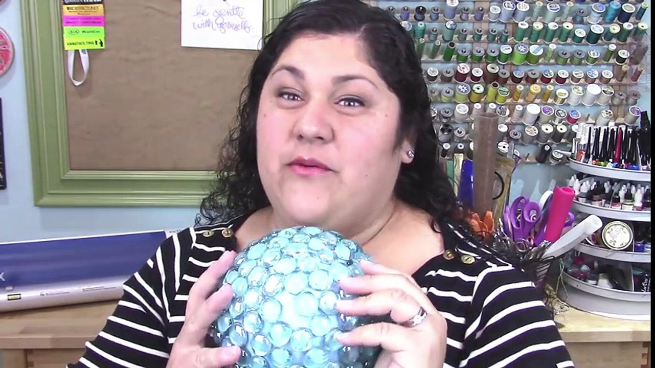 Elle colle des billes de verre sur une boule de polystyrène et le résultat illuminera votre jardin !
