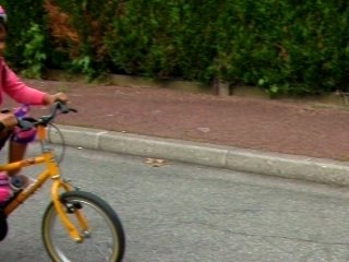 2006.06.21 Cassi fait du vélo sans roulette 009