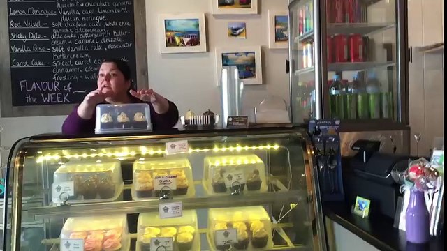 Cette femme vit un drame et quand elle reçoit une boite de gateaux très spéciale, elle n'en croit pas ses yeux !