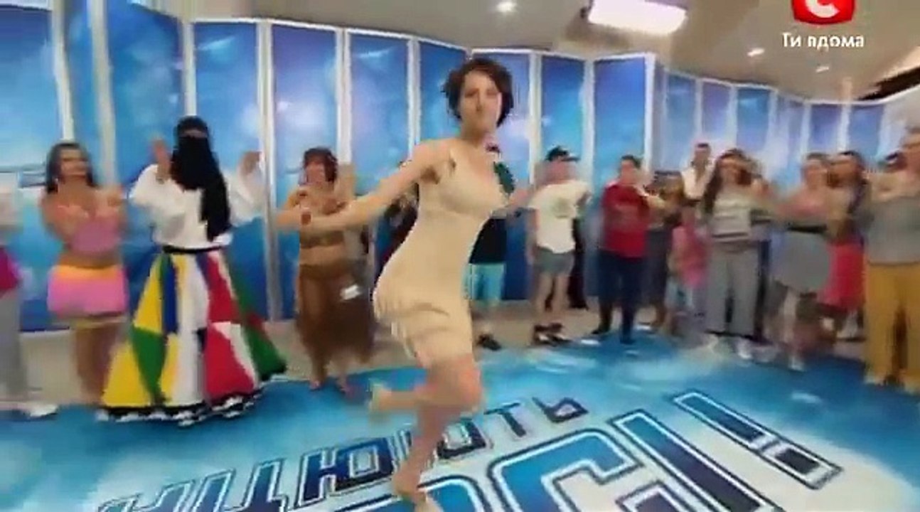 Cette fille déjantée tourne le dos aux jurés. Ils sont choqués mais quand elle commence à bouger ses jambes, le spectacle commence !