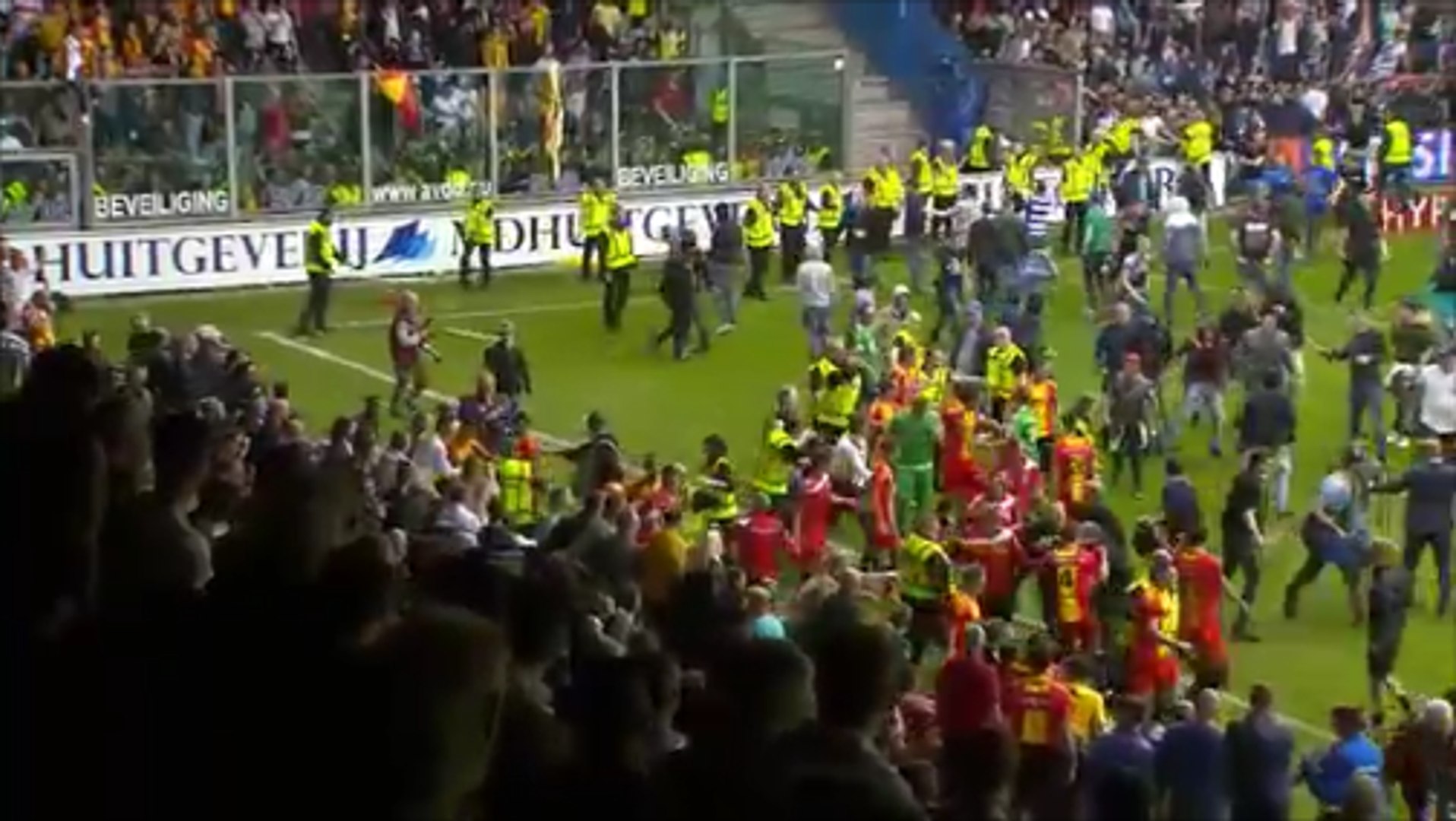 De Graafschap S Fans Attack Go Ahead Eagles Players Video Dailymotion
