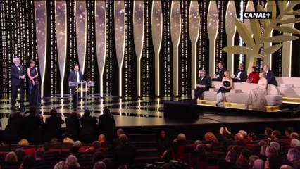 Xavier Dolan en larmes, rend un hommage en recevant le prix du Jury