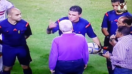 لحظة نزول مرتضي منصور لارضية الملعب للتحدث مع حكم مباراة الزمالك والمقاصة