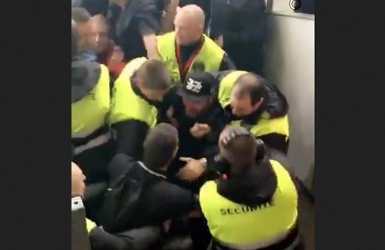 Michael Youn allume un fumigène pendant PSG-OM et se fait virer du Stade!