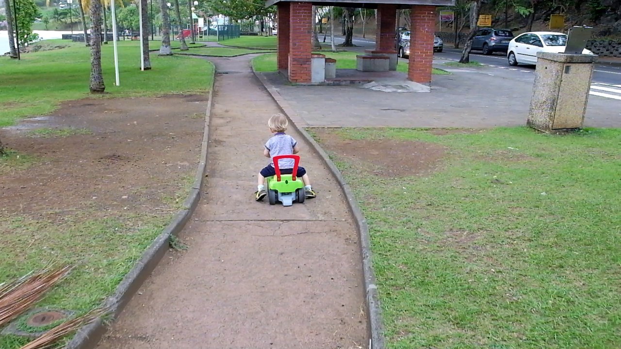 Enfant fait du camion à la Trinité