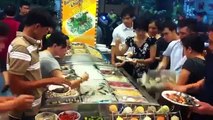 SỐC NẶNG  với clip ăn buffet như chết đói tại một nhà hàng ở Việt Nam