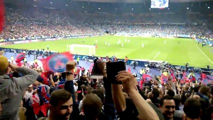 Michaël Youn craque un fumigène pendant PSG-OM